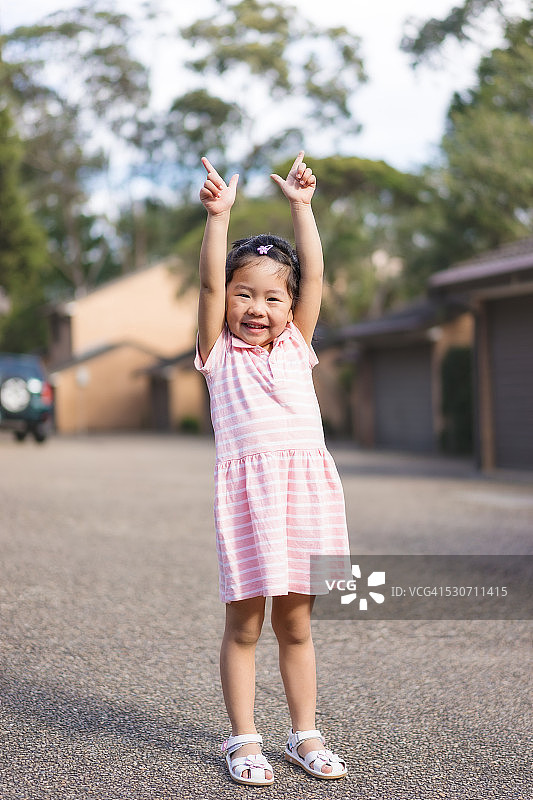做出胜利手势的年轻女孩图片素材