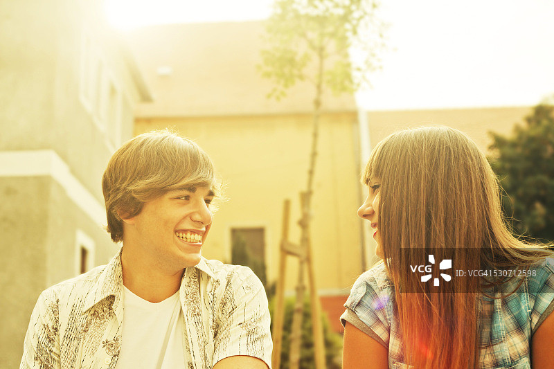 年轻夫妇面对面，克罗地亚奥西耶克的肖像图片素材