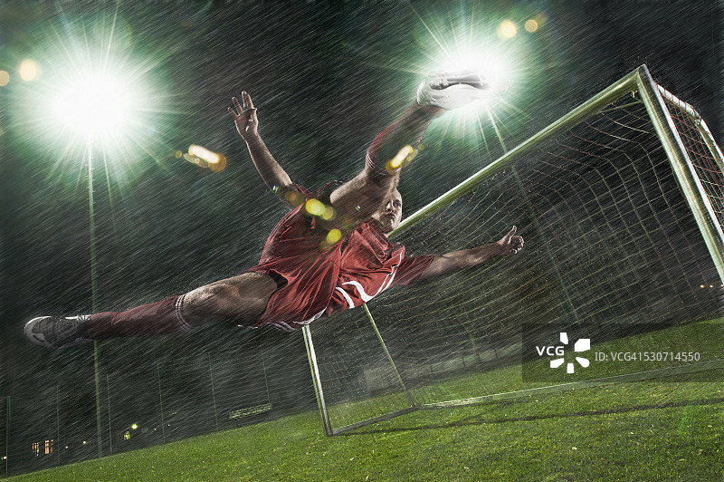 足球运动员在球门前表演倒钩图片素材