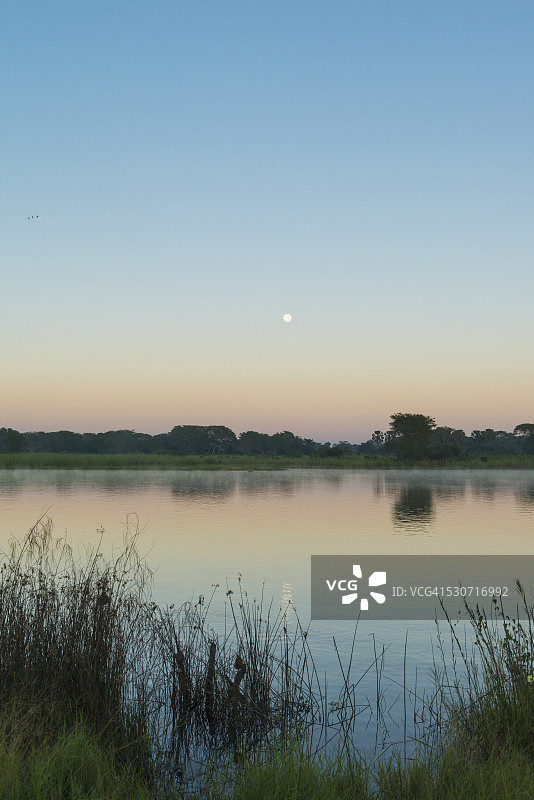 马拉维利翁代国家公园里沃德河上的月落图片素材