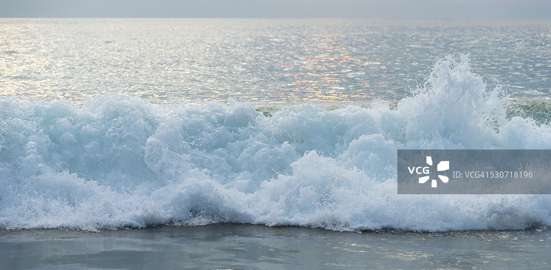 日落时分海浪拍打墨西哥格雷罗海岸图片素材