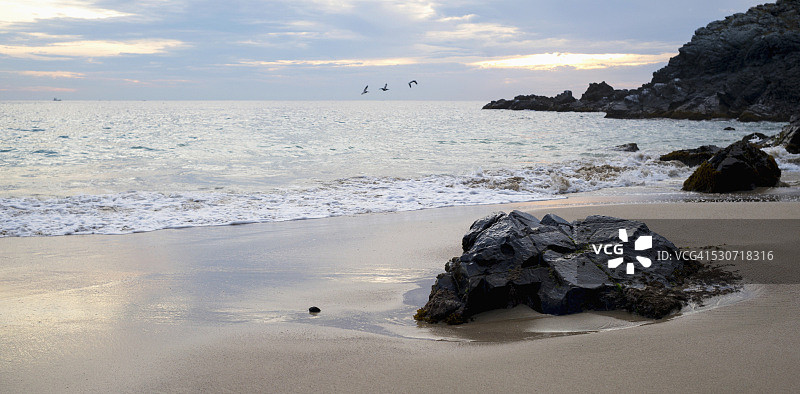 墨西哥格雷罗州伊斯塔帕-锡瓦塔内霍的日落海岸线图片素材