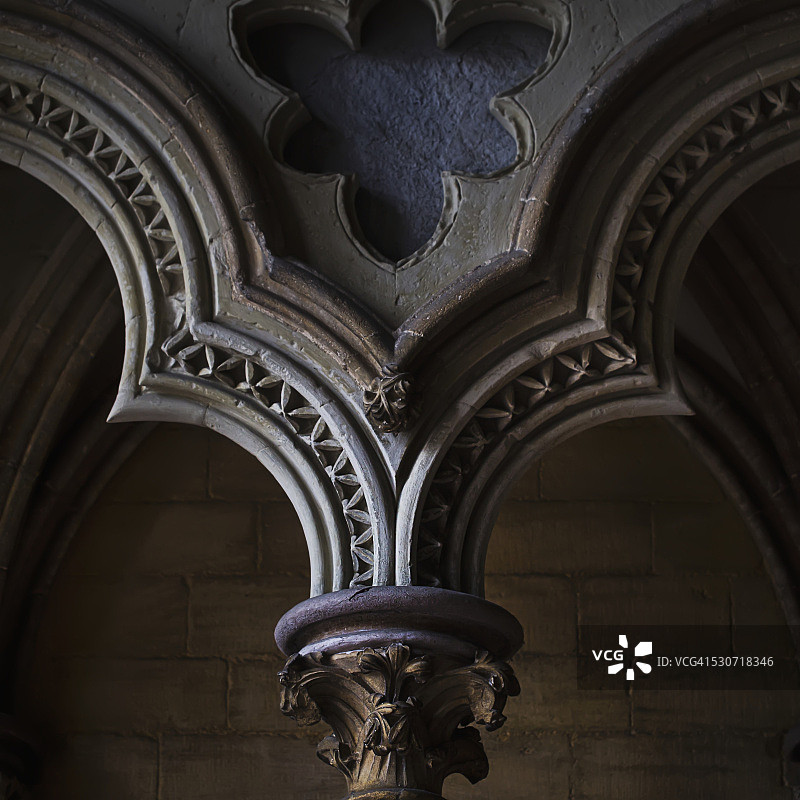 英国剑桥郡伊利大教堂中殿的拱门细节图片素材