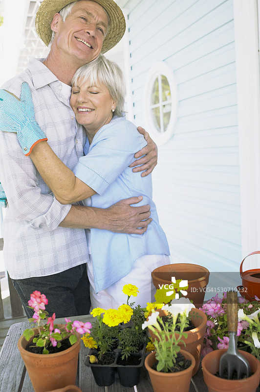 男人和女人拥抱图片素材