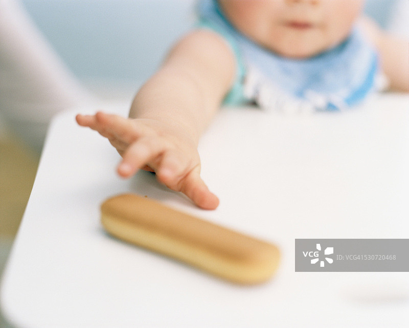 在德国巴伐利亚慕尼黑，坐在餐桌高脚椅上的女婴图片素材