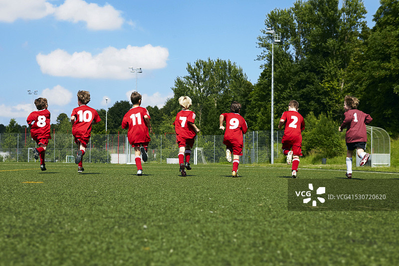 在德国巴伐利亚慕尼黑参加足球训练并排奔跑的男孩们图片素材