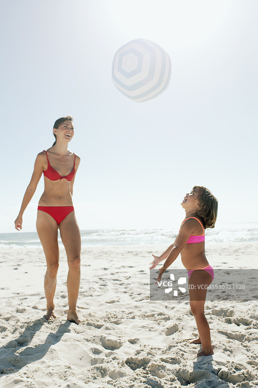母亲和女儿玩沙滩球图片素材