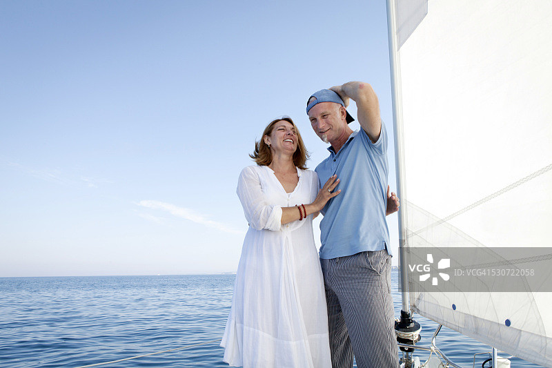 中年夫妇在克罗地亚亚得里亚海的帆船上享受乐趣图片素材