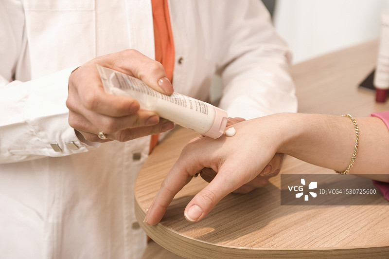 德国巴伐利亚慕尼黑药房顾客图片素材