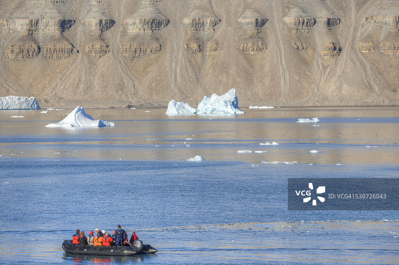 一群人在船上观光图片素材