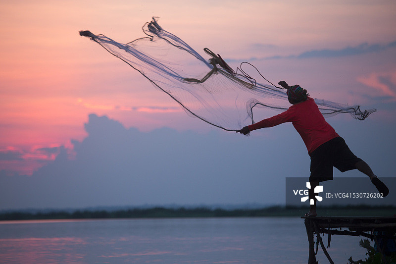 湖边的日落图片素材