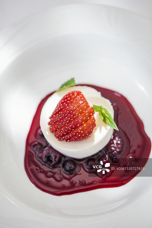 草莓酱意式奶冻图片素材