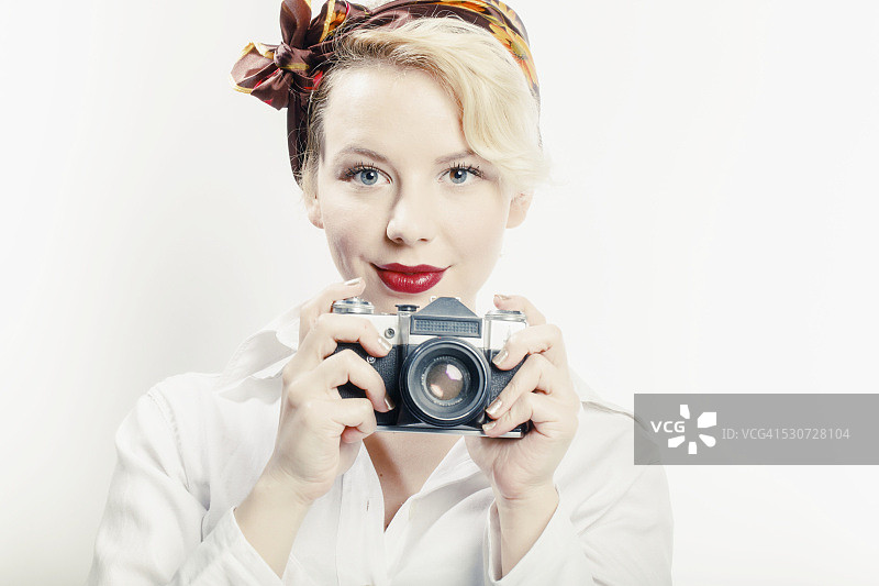 使用照相机的年轻女人，肖像图片素材