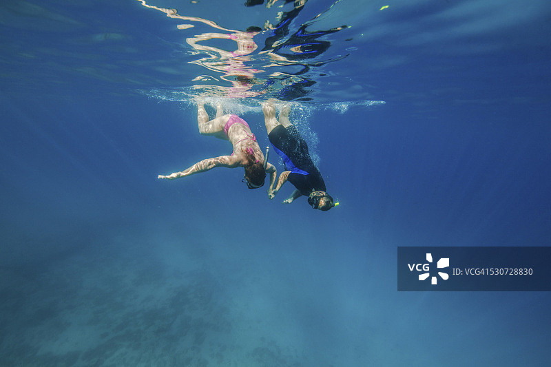 情侣在克罗地亚亚得里亚海潜水图片素材