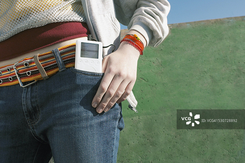 使用MP3播放器的少女图片素材