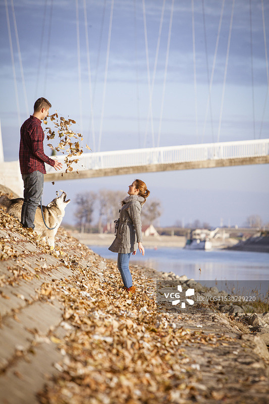 情侣与狗在克罗地亚户外图片素材