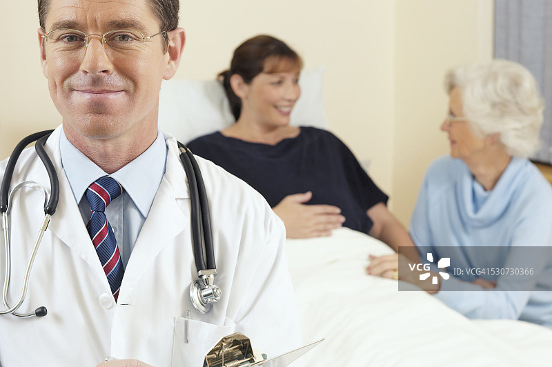 医生与孕妇及其家属图片素材