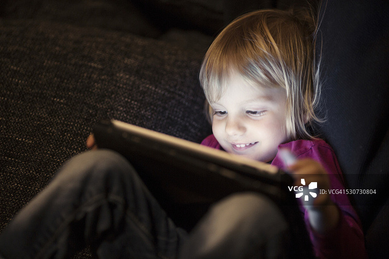 使用平板电脑的金发女孩图片素材