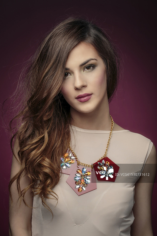 戴项链的年轻女人肖像图片素材