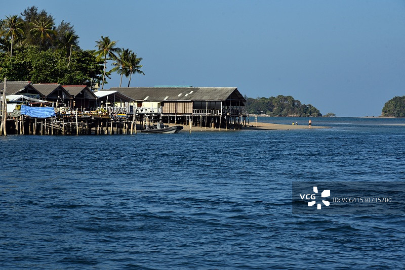 泰国兰塔岛水上高脚屋图片素材