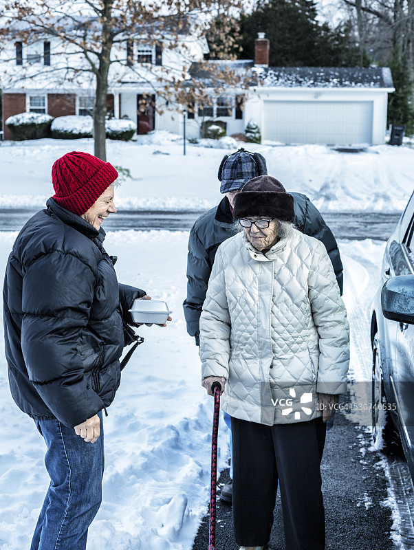 老年妇女和年迈的母亲欢笑图片素材