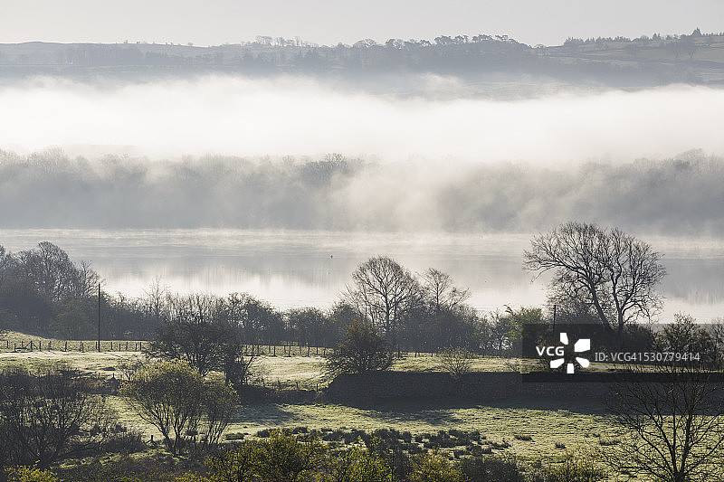 黎明时分湖面上的逆温现象图片素材