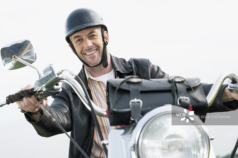 男子骑摩托车图片素材