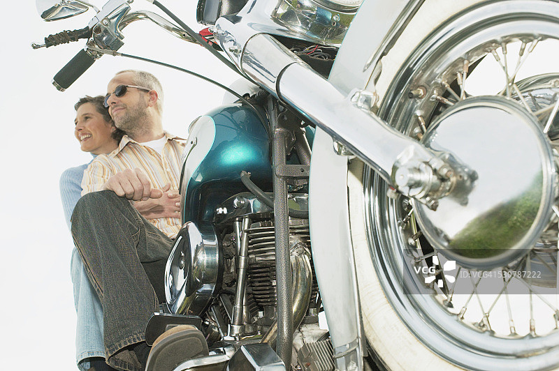 情侣坐在摩托车上图片素材