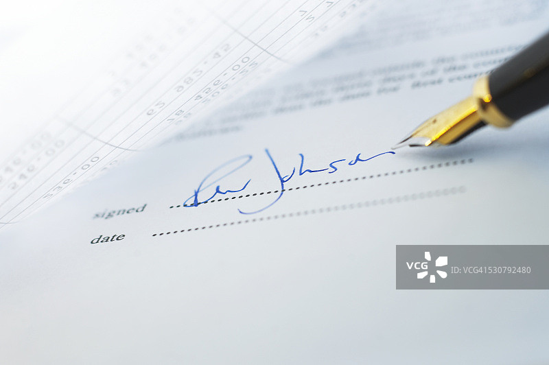 在合同上签名图片素材