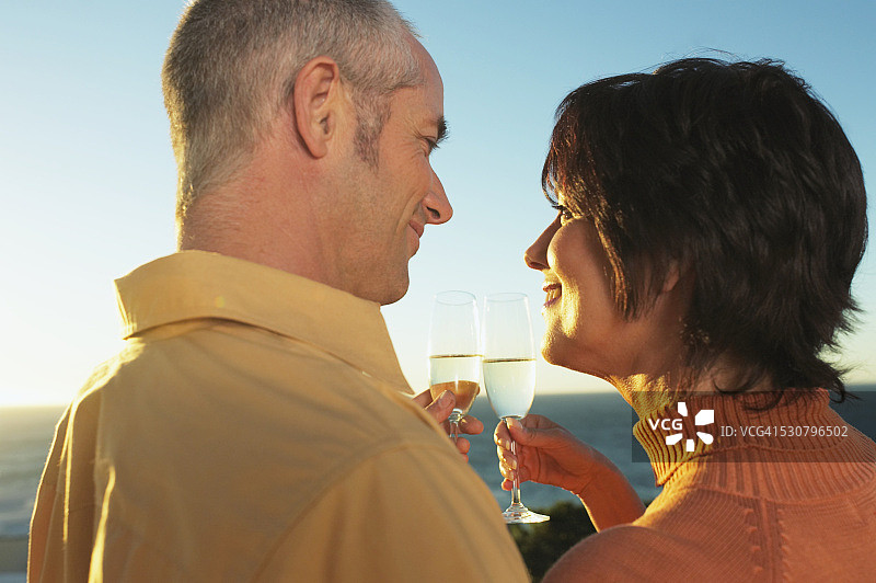 情侣在户外喝酒图片素材