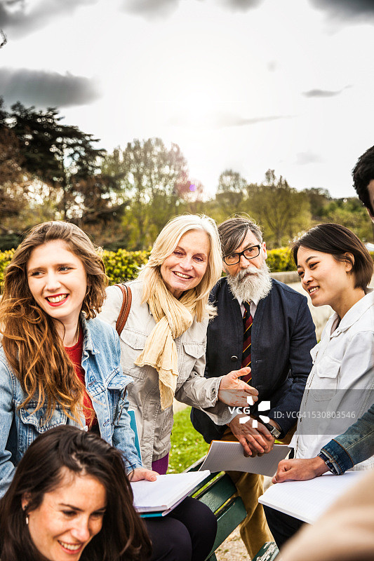 在巴黎旅行的学生 - 埃菲尔铁塔户外课程图片素材