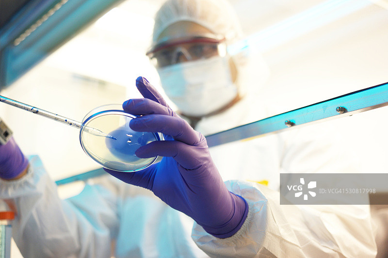 在洁净室里的科学家图片素材