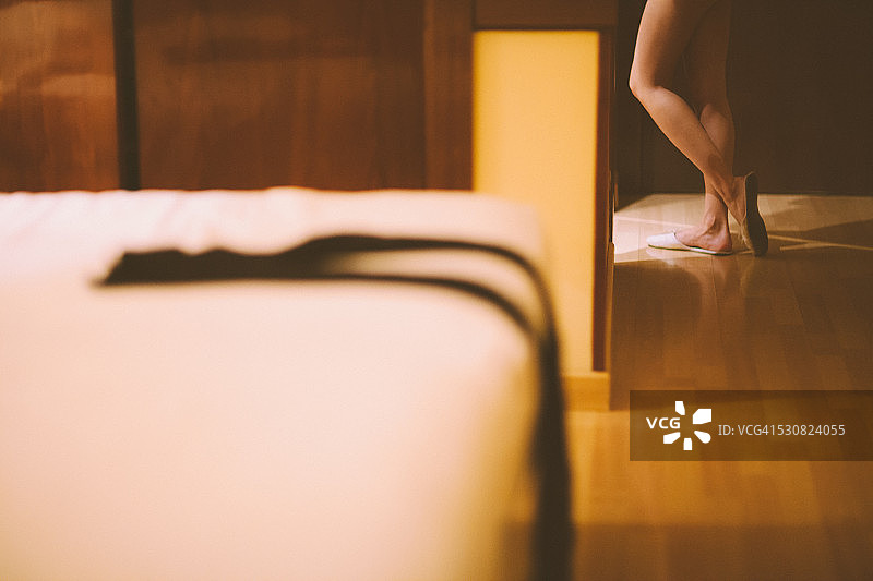 在床上的女人双腿和袜子图片素材