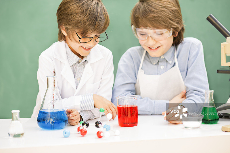 小学生合作进行科学实验图片素材