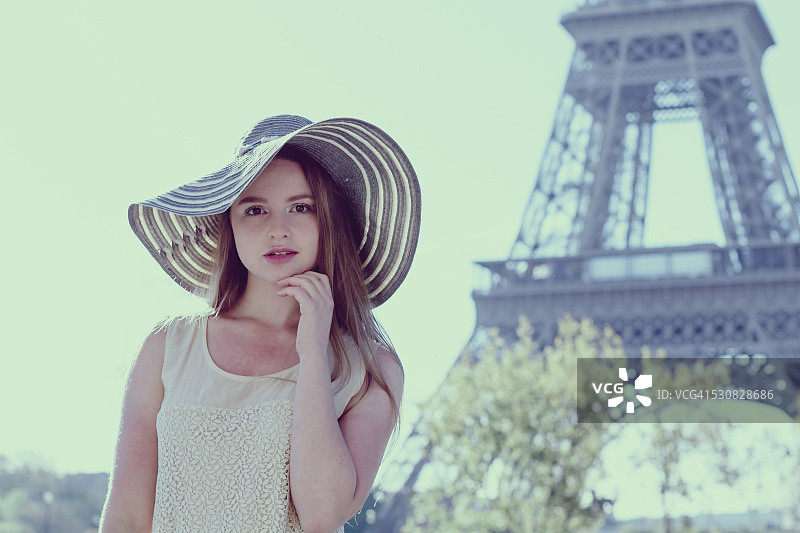 巴黎的漂亮女孩图片素材
