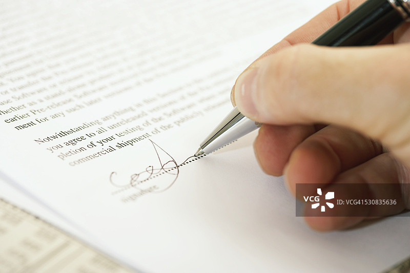 商人签署文件图片素材