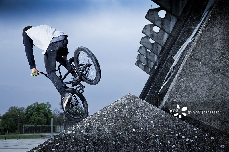 BMX骑手桥上表演特技图片素材