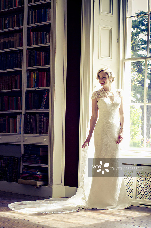 婚礼准备：新娘在婚纱旁，英国多塞特郡图片素材