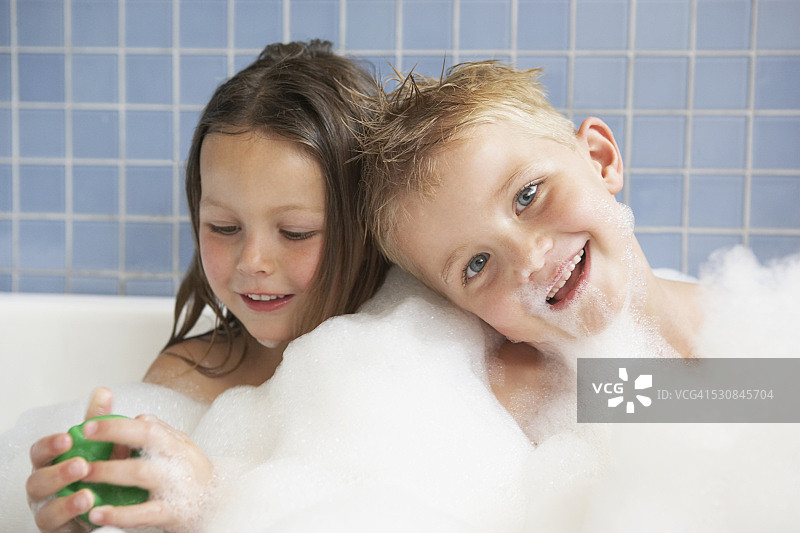 兄妹一起泡泡浴图片素材