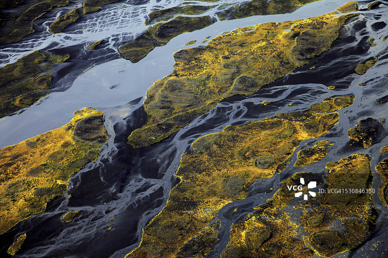 冰岛Landmannalaugar苔藓覆盖景观中蜿蜒的河流航拍图片素材