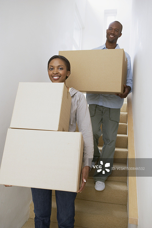 情侣搬运纸箱下楼图片素材