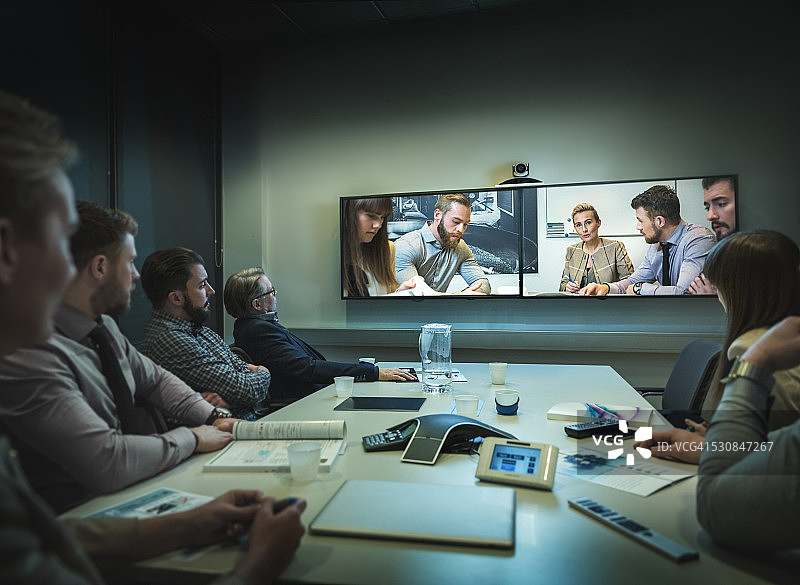 商务人士在办公室进行视频会议图片素材
