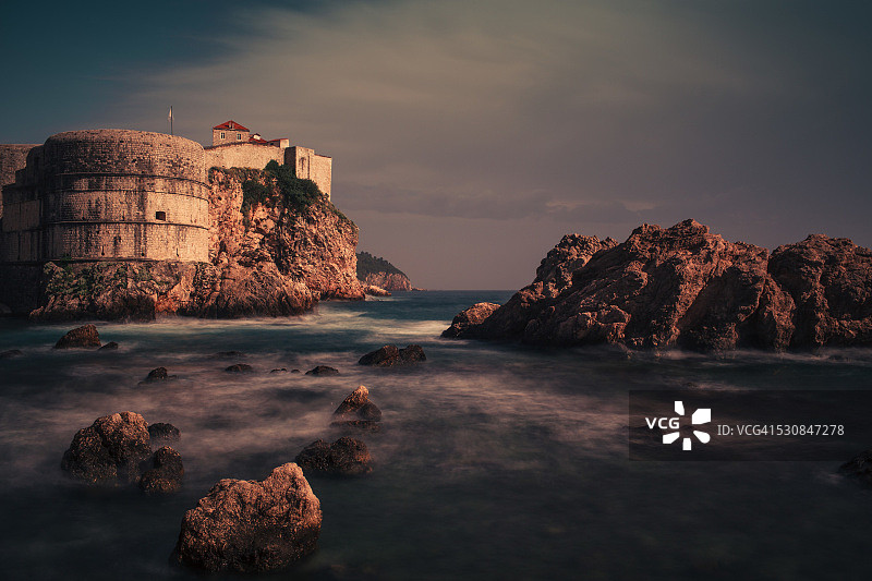 克罗地亚达尔马提亚杜布罗夫尼克悬崖与堡垒夜景图片素材