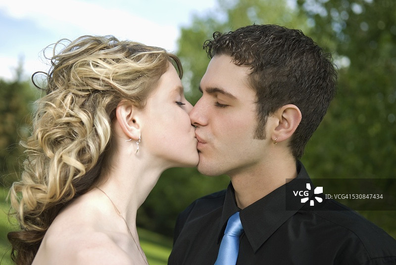 在加拿大艾伯塔省坎罗斯接吻的一对夫妇图片素材