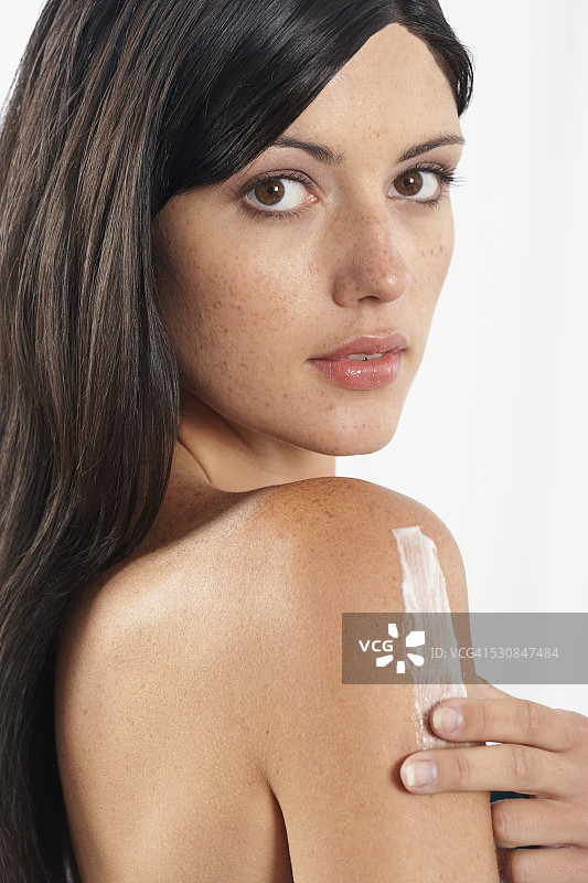 女人涂抹润肤霜图片素材