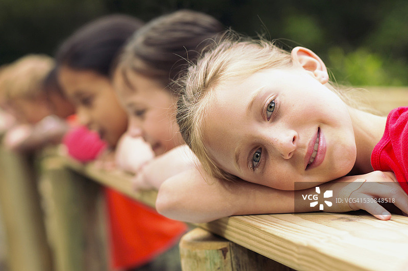 孩子们在栏杆边向下看图片素材