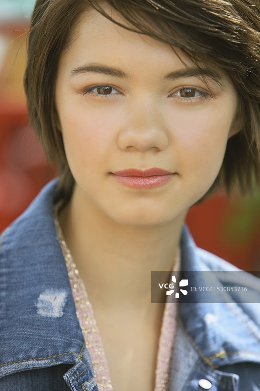 一个年轻女子的肖像图片素材