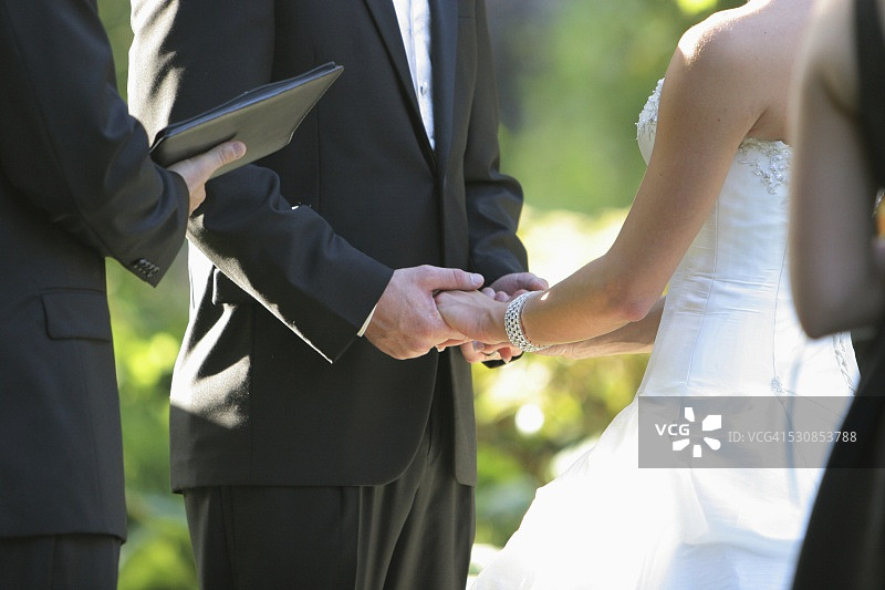 新娘和新郎在仪式上牵手，美国俄勒冈州图片素材