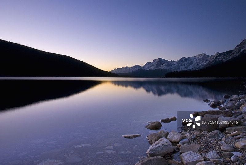 加拿大阿尔伯塔省卡纳纳斯基斯上湖的日出图片素材