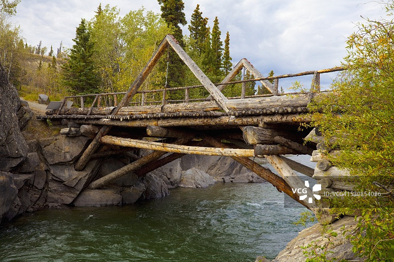加拿大育空地区海恩斯路口的历史原木桥图片素材